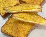 Foto langkah ke 4 dari resep Garlic Cheesy Toast ❤️👦🏻👧.
