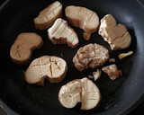 Foto del paso 3 de la receta: Boletus con salsa de vino y mantequilla
