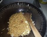 Foto langkah ke 5 dari resep Mie goreng pedas.