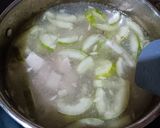 Foto langkah ke 2 dari resep Sayur Bening Tahu Timun Ayam.