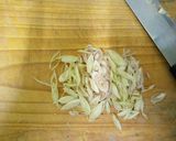รูปขั้นตอนการทำที่ 5 ของ หมูผัดกะปิตะใคร้