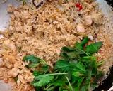 รูปขั้นตอนการทำที่ 4 ของ ข้าวผัดใบกะเพราไก่ชิ้น