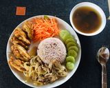 รูปขั้นตอนการทำที่ 5 ของ ข้าวหมูผัดหอมไก่ทอดเกลือ ซุปเห็ดหอม