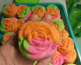 Foto langkah ke 4 dari resep Bolu mawar.