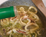 Foto del paso 5 de la receta: Calamares salteados al pesto sobre cama de patatas