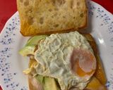 Foto del paso 2 de la receta Bocata de pan de cristal, con aguacate, huevo, pollo, y queso de cabra