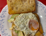 Foto del paso 2 de la receta: Bocata de pan de cristal, con aguacate, huevo, pollo, y queso de cabra