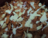 Foto del paso 5 de la receta: Otros chilaquiles de chiles secos, pollo, hoja santa, pulque y huevos estrellados