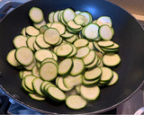 Foto del passaggio 2 della ricetta Straccetti di pollo con zucchine