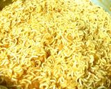 A picture of step 3 of Spicy and Tangy Maggi Curry Noodles.