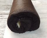 Foto langkah ke 13 dari resep Dark Choco Roll Cake with Cream Cheese Filling.
