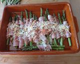 Foto del paso 4 de la receta: Espárragos verdes con bacon y queso fundido 🥓🧀