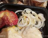 Foto del paso 1 de la receta: Zapallitos y tomate 🍅 rellenos con salsa blanca gratinada y cebolla caramelizada
