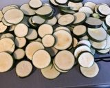 Une image de l'étape 1 de Courgettes au beurre de chorizo,curry et pavot bleu (recette plancha).
