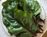 Фото кроку 1 до Салат со свекольной ботвой 🍅☘️.