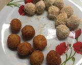 A picture of step 2 of Fried mozzarella balls.