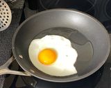 A picture of step 4 of Kimchi fried (with bacon and a fried egg).