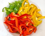 A picture of step 1 of Stir-Fried Chicken Breast with Tri-Color Peppers 🫑.