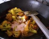 A picture of step 4 of Fried cauliflower in curd sauce.