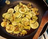 Foto del passaggio 4 della ricetta Farfalle Integrali con Zucchine Salmone e Menta Fresca
