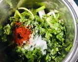 A picture of step 3 of Coriander chutney with spring onions.