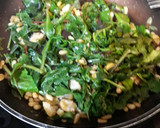Foto del paso 3 de la receta: Ensalada tibia de verduras silvestres con piñones y castañas