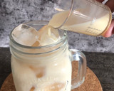 Foto langkah ke 6 dari resep Iced Bear Brand Gold White Tea | Our Channel.
