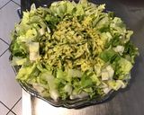 Une image de l'étape 6 de Salade de courgettes râpées,scarole et tagetes (sauce curry).