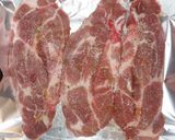 Foto del paso 1 de la receta: Chuletas de cabezada de cerdo al horno 🥩