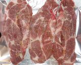 Foto del paso 1 de la receta: Chuletas de cabezada de cerdo al horno 🥩