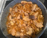 Foto del paso 4 de la receta: Atún rojo encebollado