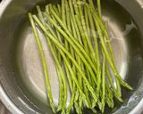 煎蘆筍佐希臘式優格的食譜步驟3照片