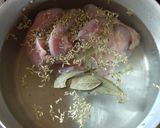 Foto del paso 1 de la receta: ¡Achuras en hinojo! "Mollejas al vino con papas, perejil y huevo"