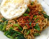 Foto langkah ke 3 dari resep Mie Sedap Goreng mix Telur & Sawi #96.
