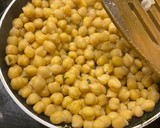 Foto del paso 4 de la receta: Garbanzos en salsa de curry y mango con arroz basmati 🍚🥭