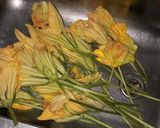 Foto del paso 1 de la receta: Flores de calabaza crocantes