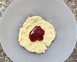 Foto del paso 3 de la receta: 🍓🍪Galletitas con mermelada de frutilla (en la masa)🍪🍓
