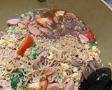 Foto langkah ke 5 dari resep Indomie Goreng Nyemek Sosis Bakso.