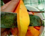 Foto langkah ke 6 dari resep Cooking Hacks - Cara Cepat Kupas Mangga.