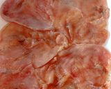 Aszalt gyümölcsös, baconbe tekert csirkemell recept fázis 4 fotója