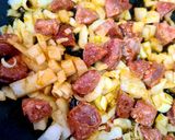Foto del paso 3 de la receta: Almejas y mejillones en salsa de tomate con chorizo