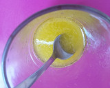 Foto del paso 2 de la receta: Ensalada con naranja aceitunas partidas y brotes tiernos