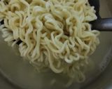 Foto langkah ke 2 dari resep Indomie Goreng Nyemek.