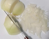 Foto del paso 3 de la receta: Revuelto de calabacín con chuletas de cerdo a la plancha