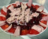 Une image de l'étape 11 de Salade composée tomates, betteraves rouges, jambon blanc,bacon et oignon rouge.