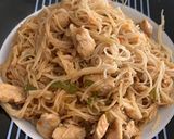 Foto del paso 4 de la receta: Fideos de arroz 🍛 con pollo y verdura 🤤