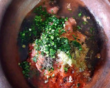 Foto del paso 2 de la receta: Tajine de chicharros bañados en ajos, cilantro y perejil fresco