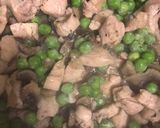 Gombás zöldborsós csirkemell bulgurral recept fázis 2 fotója