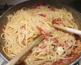 A picture of step 3 of Linguine with tuna, olives and tomatoes.