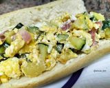 Foto del paso 5 de la receta: Bocadillo de revuelto de calabacín con bacon y queso al romero